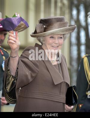 La Reine Beatrix des Pays-Bas se rendant sur le 150e anniversaire de la maison royale pour les vieux soldats Bronbeek et le musée Bronbeek. Arnhem, Pays-Bas - 27.02.2013 disponible pour publication dans les cas suivants : Royaume-Uni, United States Quand : 27 Oct 2013 Banque D'Images