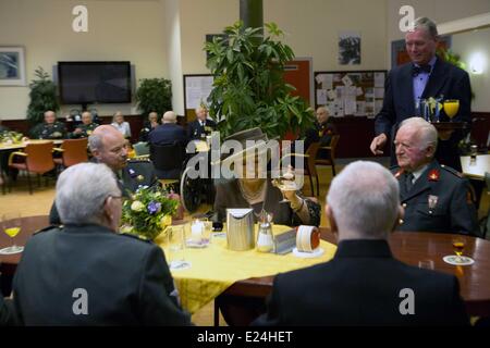 La Reine Beatrix des Pays-Bas se rendant sur le 150e anniversaire de la maison royale pour les vieux soldats Bronbeek et le musée Bronbeek. Arnhem, Pays-Bas - 27.02.2013 disponible pour publication dans les cas suivants : Royaume-Uni, United States Quand : 27 Oct 2013 Banque D'Images