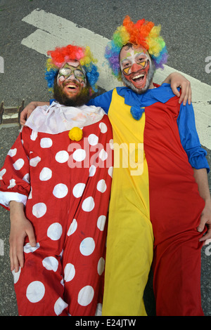 2 Les hommes juifs religieux habillé comme un clown à la parade de Lag Baomer à Crown Heights, Brooklyn, New York Banque D'Images