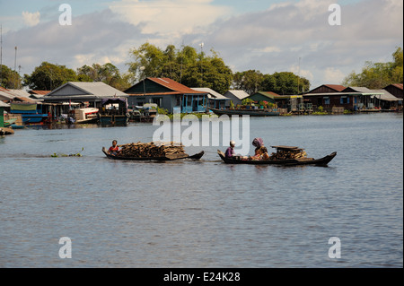 Transport de bois de chauffage de la famille par petit bateau sur le lac Tonle Sap Banque D'Images