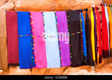 Textiles marocains colorés ornent les murs de la falaise, à proximité Tinerhir Tordra dans le sud du Maroc, l'Afrique du Nord. Banque D'Images