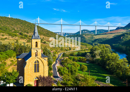 Le célèbre pont/viaduc sur l'Aveyron près de Millau, France vu depuis le village de Peyre Banque D'Images