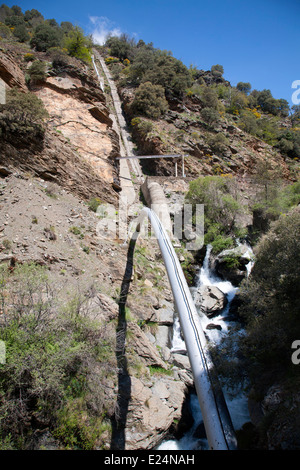 Pour le pipeline d'électricité HEP Rivière Rio Poqueira gorge haute vallée, Alpujarras, Sierra Nevada, Granada Province, Espagne Banque D'Images