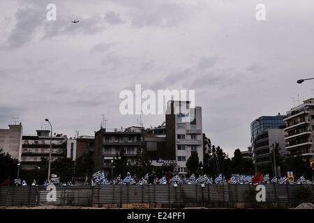 Thessalonique, Grèce. 15 Juin, 2014. Les partisans de l'extrême-droite Aube dorée a tenu une manifestation antigouvernementales dans le centre de Thessalonique. Le même temps, les membres des groupes fascistes ont tenté d'empêcher la Golden Dawn mais démonstration est empêchée par la police anti-émeutes. Credit : Giannis Papanikos/NurPhoto ZUMAPRESS.com/Alamy/Live News Banque D'Images