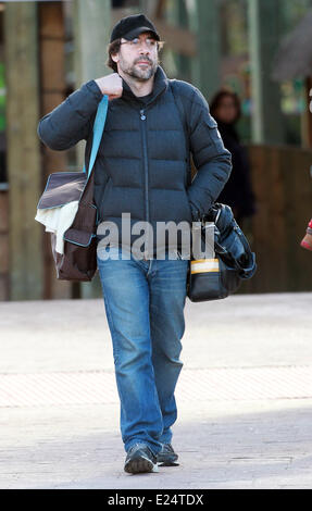 Penelope Cruz et Javier Bardem prendre leur fils Leo Encinas Cruz pour un thème marin, Faunia park à Madrid avec : Penelope Cruz, Javier Bardem, Léo Encinas Cruz Où : Madrid, Espagne Quand : 12 Jan 2013 Banque D'Images