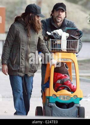 Penelope Cruz et Javier Bardem prendre leur fils Leo Encinas Cruz pour un thème marin, Faunia park à Madrid avec : Penelope Cruz, Javier Bardem, Léo Encinas Cruz Où : Madrid, Espagne Quand : 12 Jan 2013 Banque D'Images