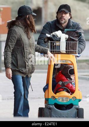 Penelope Cruz et Javier Bardem prendre leur fils Leo Encinas Cruz pour un thème marin, Faunia park à Madrid avec : Penelope Cruz, Javier Bardem, Léo Encinas Cruz Où : Madrid, Espagne Quand : 12 Jan 2013 Banque D'Images