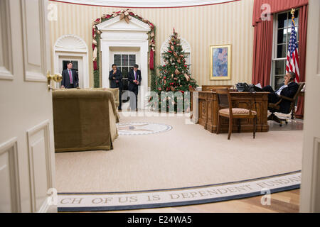 Le président Barack Obama parle sur le téléphone dans le bureau ovale, le 11 décembre 2012. Sur la photo, de gauche, sont les suivants : Directeur des Communications Dan Pfeiffer ; Rob Nabors, Adjoint du Président pour les affaires législatives ; Chef d'état-major Jack Lew. Où : WASHINGTON, DC, United States Quand : 11 déc 2012 Banque D'Images