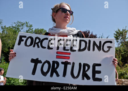 Jérusalem, Israël. 16 Juin, 2014. Médecins pour les droits de l'homme Israël) étape d'une manifestation en face de la Knesset pour protester contre une loi par le gouvernement en cours afin que la force de l'alimentation rapide de la faim des prisonniers palestiniens en grève. PHR revendiquer quelques 80 prisonniers sont hospitalisés menottés à leur lit dans les hôpitaux israéliens après plus de 50 jours de grève de la faim. Credit : Alon Nir/Alamy Live News Banque D'Images