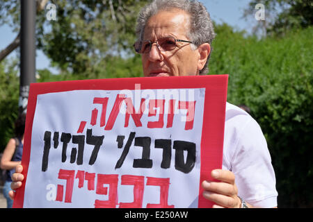 Jérusalem, Israël. 16 Juin, 2014. Médecins pour les droits de l'homme Israël) étape d'une manifestation en face de la Knesset pour protester contre une loi par le gouvernement en cours afin que la force de l'alimentation rapide de la faim des prisonniers palestiniens en grève. PHR revendiquer quelques 80 prisonniers sont hospitalisés menottés à leur lit dans les hôpitaux israéliens après plus de 50 jours de grève de la faim. Credit : Alon Nir/Alamy Live News Banque D'Images