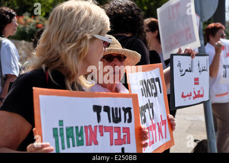 Jérusalem, Israël. 16 Juin, 2014. Médecins pour les droits de l'homme Israël) étape d'une manifestation en face de la Knesset pour protester contre une loi par le gouvernement en cours afin que la force de l'alimentation rapide de la faim des prisonniers palestiniens en grève. PHR revendiquer quelques 80 prisonniers sont hospitalisés menottés à leur lit dans les hôpitaux israéliens après plus de 50 jours de grève de la faim. Credit : Alon Nir/Alamy Live News Banque D'Images