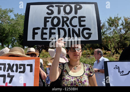 Jérusalem, Israël. 16 Juin, 2014. Médecins pour les droits de l'homme Israël) étape d'une manifestation en face de la Knesset pour protester contre une loi par le gouvernement en cours afin que la force de l'alimentation rapide de la faim des prisonniers palestiniens en grève. PHR revendiquer quelques 80 prisonniers sont hospitalisés menottés à leur lit dans les hôpitaux israéliens après plus de 50 jours de grève de la faim. Credit : Alon Nir/Alamy Live News Banque D'Images