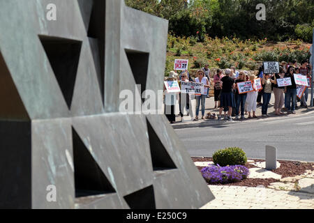 Jérusalem, Israël. 16 Juin, 2014. Médecins pour les droits de l'homme Israël) étape d'une manifestation en face de la Knesset pour protester contre une loi par le gouvernement en cours afin que la force de l'alimentation rapide de la faim des prisonniers palestiniens en grève. PHR revendiquer quelques 80 prisonniers sont hospitalisés menottés à leur lit dans les hôpitaux israéliens après plus de 50 jours de grève de la faim. Credit : Alon Nir/Alamy Live News Banque D'Images