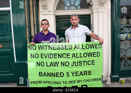 Witney, Oxfordshire, UK. 16 Juin, 2014. Les parents protestent contre organisateurs Chris Tompson de Manchester et Bobby Smith, de Londres au début d'une protestation de deux semaines sur le trottoir devant le premier ministre David Cameron's Witney bureau de circonscription. Ils ont mis fin à une grève de la faim de 11 jours à l'extérieur de Cameron's Dean accueil sur la fête des pères (hier). Credit : Ric Mellis/Alamy Live News Banque D'Images