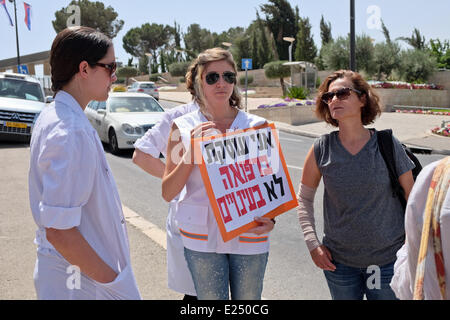 Jérusalem, Israël. 16 Juin, 2014. Médecins pour les droits de l'homme Israël) étape d'une manifestation en face de la Knesset pour protester contre une loi par le gouvernement en cours afin que la force de l'alimentation rapide de la faim des prisonniers palestiniens en grève. PHR revendiquer quelques 80 prisonniers sont hospitalisés menottés à leur lit dans les hôpitaux israéliens après plus de 50 jours de grève de la faim. Credit : Alon Nir/Alamy Live News Banque D'Images