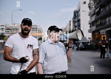 Thessalonique, Grèce. 15 Juin, 2014. Les partisans de l'extrême-droite Aube dorée a tenu une manifestation antigouvernementales dans le centre de Thessalonique. Le même temps, les membres des groupes fascistes ont tenté d'empêcher la Golden Dawn mais démonstration est empêchée par la police anti-émeutes. Credit : Giannis Papanikos/NurPhoto ZUMAPRESS.com/Alamy/Live News Banque D'Images