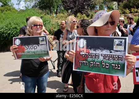 Jérusalem, Israël. 16 Juin, 2014. Médecins pour les droits de l'homme Israël) étape d'une manifestation en face de la Knesset pour protester contre une loi par le gouvernement en cours afin que la force de l'alimentation rapide de la faim des prisonniers palestiniens en grève. PHR revendiquer quelques 80 prisonniers sont hospitalisés menottés à leur lit dans les hôpitaux israéliens après plus de 50 jours de grève de la faim. Credit : Alon Nir/Alamy Live News Banque D'Images