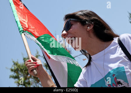 Jérusalem, Israël. 16 Juin, 2014. Les jeunes arabo-israélien de Haïfa crier des slogans et des vagues un drapeau palestinien se joindre à Médecins pour les droits de l'homme Israël) organisant une manifestation en face de la Knesset pour protester contre une loi par le gouvernement en cours afin que la force de l'alimentation rapide de la faim des prisonniers palestiniens en grève. PHR revendiquer quelques 80 prisonniers sont hospitalisés menottés à leur lit dans les hôpitaux israéliens après plus de 50 jours de grève de la faim. Credit : Alon Nir/Alamy Live News Banque D'Images