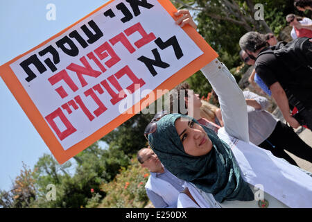 Jérusalem, Israël. 16 Juin, 2014. Médecins pour les droits de l'homme Israël) étape d'une manifestation en face de la Knesset pour protester contre une loi par le gouvernement en cours afin que la force de l'alimentation rapide de la faim des prisonniers palestiniens en grève. PHR revendiquer quelques 80 prisonniers sont hospitalisés menottés à leur lit dans les hôpitaux israéliens après plus de 50 jours de grève de la faim. Credit : Alon Nir/Alamy Live News Banque D'Images