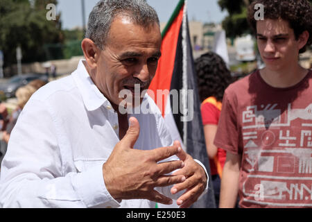 Jérusalem, Israël. 16 Juin, 2014. MK JAMAL ZAHALKA (L), l'Assemblée nationale démocratique, converse avec les protestataires à faire preuve de solidarité. Médecins pour les droits de l'homme Israël) ont organisé une manifestation en face de la Knesset pour protester contre une loi par le gouvernement en cours afin que la force de l'alimentation rapide de la faim des prisonniers palestiniens en grève. PHR revendiquer quelques 80 prisonniers sont hospitalisés menottés à leur lit dans les hôpitaux israéliens après plus de 50 jours de grève de la faim. Credit : Alon Nir/Alamy Live News Banque D'Images