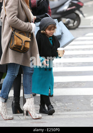 Jessica Alba passe la journée shopping à Paris avec sa fille honneur et amie Lauren Anderson comprend : Honor Marie Warren Où : Paris, France Quand : 02 Mars 2013 Banque D'Images