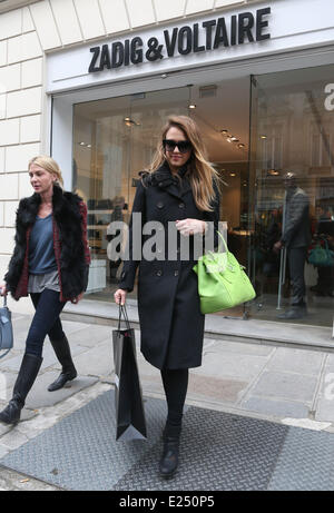 Jessica Alba passe la journée shopping à Paris avec sa fille honneur et amie Lauren Anderson avec : Jessica Alba Où : Paris, France Quand : 02 Mars 2013 Banque D'Images