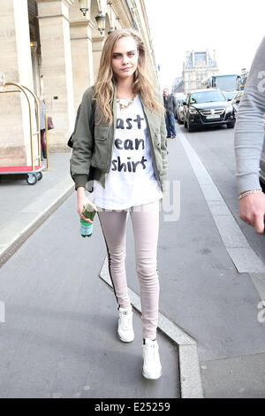 Cara Delevingne porte un t-shirt qui dit "Dernier t-shirt propre qu' elle rencontre Kate Moss, Jamie Hince et Lila grace à l''Avenue Restaurant : Cara Delevingne Où : Paris, France Quand : 06 Mars 2013 Banque D'Images