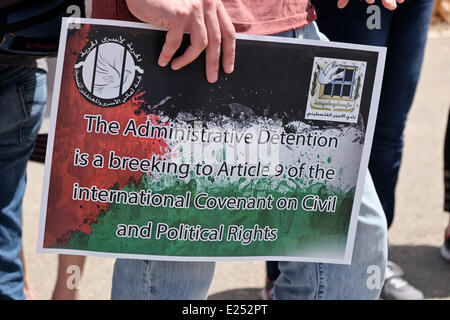 Jérusalem, Israël. 16 Juin, 2014. Médecins pour les droits de l'homme Israël) étape d'une manifestation en face de la Knesset pour protester contre une loi par le gouvernement en cours afin que la force de l'alimentation rapide de la faim des prisonniers palestiniens en grève. PHR revendiquer quelques 80 prisonniers sont hospitalisés menottés à leur lit dans les hôpitaux israéliens après plus de 50 jours de grève de la faim. Credit : Alon Nir/Alamy Live News Banque D'Images