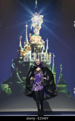 Disneyland Paris 20ème anniversaire designer de rêves'' Modèle défilé : où : Marne La Vallee, France Quand : 23 Mars 2013 Banque D'Images