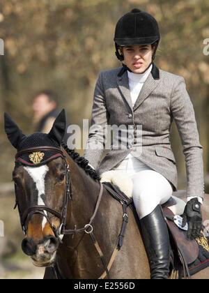 Charlotte Casiraghi fait concurrence à l'International show jumping de Barbizon avec : Charlotte Casiraghi Où : Barbizon, France Quand : 31 Mars 2013 Banque D'Images