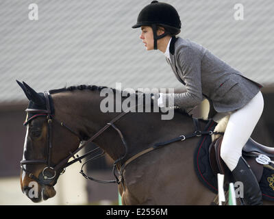 Charlotte Casiraghi fait concurrence à l'International show jumping de Barbizon avec : Charlotte Casiraghi Où : Barbizon, France Quand : 31 Mars 2013 Banque D'Images