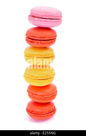 Certains macarons appétissants avec différentes saveurs et couleurs sur un fond blanc Banque D'Images