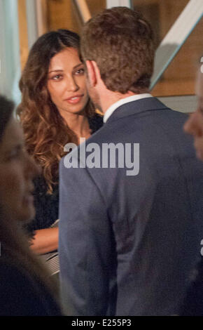 Gerard Butler et petite amie Madalina Ghenea quitter l'avant-première de "l'Olympe est tombé' Avec : Gerard Butler,Madalina Ghenea Où : Rome, Italie Quand : 05 Avr 2013 Banque D'Images