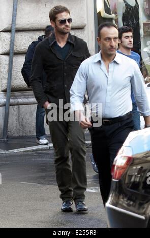 Gerard Butler et petite amie Madalina Ghenea passer la journée en cours de touristes à Rome en vedette : Gerard Butler Où : Rome, Italie Quand : 06 Avr 2013 Banque D'Images