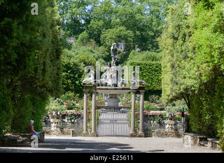 Une des approches de l'isolotto dans les jardins Boboli à Florence Banque D'Images