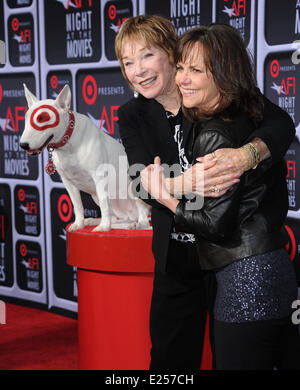 Présente cible l'AFI Soirée au cinéma ArcLight à Hollywood - Arrivées avec : Shirley MacLaine, Sally Field Où : Los Angeles, California, United States Quand : 24 Avr 2013 Banque D'Images