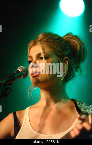 Chanteur de bossa nova lounge français / bande Nouvelle Vague, Nadeah a tenu un concert à Zagreb en usine avec la culture : Nadeah Où : Zagreb, Croatie Quand : 26 Avr 2013 Banque D'Images