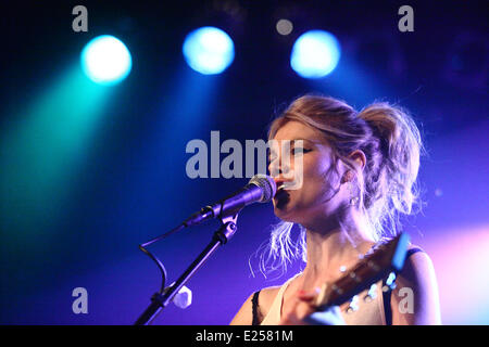 Chanteur de bossa nova lounge français / bande Nouvelle Vague, Nadeah a tenu un concert à Zagreb en usine avec la culture : Nadeah Où : Zagreb, Croatie Quand : 26 Avr 2013 Banque D'Images