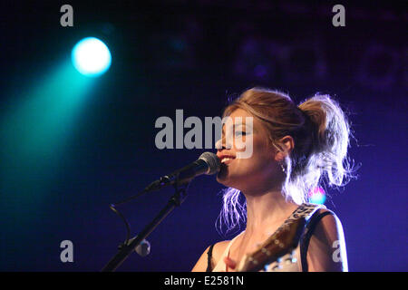 Chanteur de bossa nova lounge français / bande Nouvelle Vague, Nadeah a tenu un concert à Zagreb en usine avec la culture : Nadeah Où : Zagreb, Croatie Quand : 26 Avr 2013 Banque D'Images