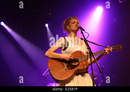 Chanteur de bossa nova lounge français / bande Nouvelle Vague, Nadeah a tenu un concert à Zagreb en usine avec la culture : Nadeah Où : Zagreb, Croatie Quand : 26 Avr 2013 Banque D'Images