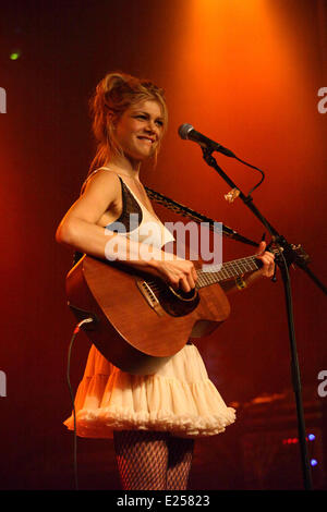 Chanteur de bossa nova lounge français / bande Nouvelle Vague, Nadeah a tenu un concert à Zagreb en usine avec la culture : Nadeah Où : Zagreb, Croatie Quand : 26 Avr 2013 Banque D'Images
