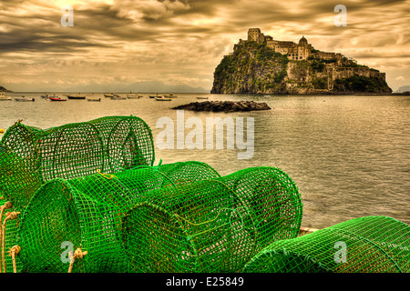 Pots pour sécher sur la plage à Ischia Ponte Banque D'Images