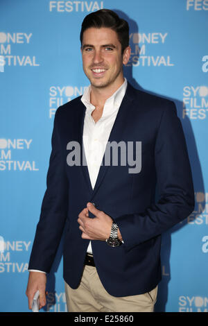 Sydney, Australie. 15 Juin, 2014. Présentateur de radio et de télévision australien Scott Tweedie et son modèle, gitlfriend Géorgie Berg arrivent sur le tapis rouge à l'État Théâtre pour la première mondiale de l'Australie Nouvelle-Zélande vampire mockumentary 'Ce que nous faisons dans l'ombre" à la soirée de clôture du Festival du film de Sydney. Crédit : Copyright 2014 Richard Milnes/Alamy Live News Banque D'Images