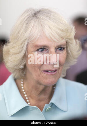 Camilla, Duchesse de Cornouailles et les membres du personnel se réunit au cours d'une visite à la Direction de la London Peckham Union mutuelle. L Banque D'Images