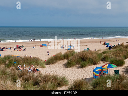 Les vacanciers sur les Dunes et sables dorés de Winterton-on-Sea's Beach à Norfolk, Angleterre Banque D'Images