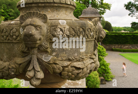 Urne en pierre à Pollok House à Pollok Country Park, Glasgow, Écosse, Royaume-Uni Banque D'Images