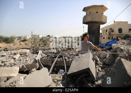 Gaza, Territoires palestiniens. 16 Juin, 2014. Un Palestinien inspecte le lendemain d'une frappe aérienne israélienne à Gaza le 16 juin 2014. Avions de guerre israéliens dans la nuit de dimanche a effectué une série d'intenses attaques aériennes successives et sur diverses cibles militaires dans le sud, le centre et le nord de la bande de Gaza, quatre personnes ont été blessées, a déclaré aux médias. Source : Xinhua/Alamy Live News Banque D'Images