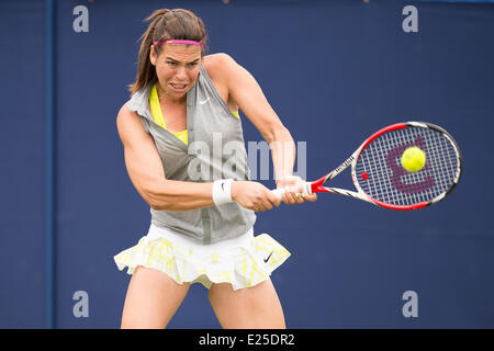 Eastbourne, Royaume-Uni. 16 Juin, 2014. Ajla Tomljanovic de la République tchèque en action contre Francesca Schiavone de l'Italie dans leur match de simple sur le premier jour de l'Aegon International au Devonshire Park, Eastbourne. Credit : MeonStock/Alamy Live News Banque D'Images