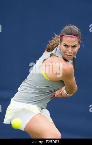 Eastbourne, Royaume-Uni. 16 Juin, 2014. Ajla Tomljanovic de la République tchèque en action contre Francesca Schiavone de l'Italie dans leur match de simple sur le premier jour de l'Aegon International au Devonshire Park, Eastbourne. Credit : MeonStock/Alamy Live News Banque D'Images