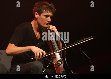 Les violoncellistes Luka Sulic et Stjepan Hauser, connu sous le nom 2CELLOS, effectué au Gradski vrt Hall. Ils ont eu lieu les concerts de Radio Osijek 70e anniversaire. Comprend : Luka Sulic,Stjepan Hause Où : Osijek, Croatie Quand : 02 Juin 2013 Banque D'Images